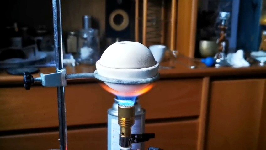 Calcinazione delle ceneri — il crogiolo di ceramica bianca